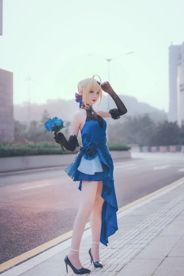 cos:saber蓝礼服,高贵与优雅的化身