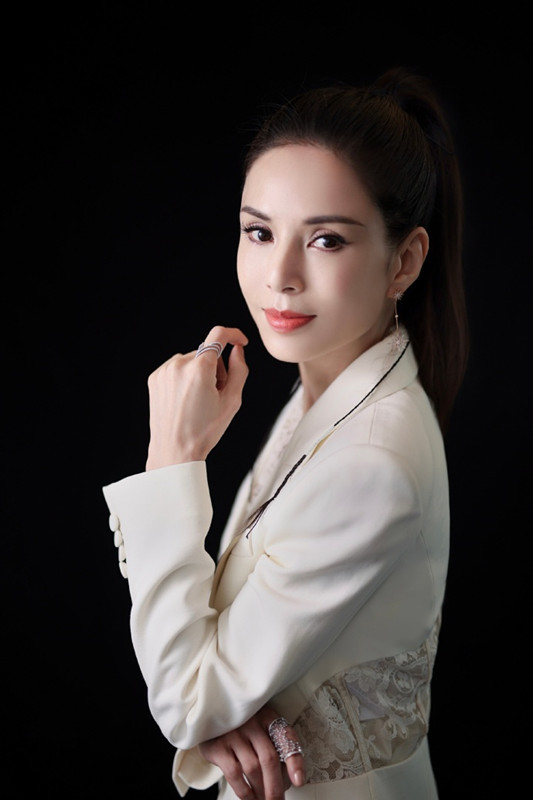 "小龙女"李若彤扮酷,穿白色西装干练利落,换一种风格也很美!