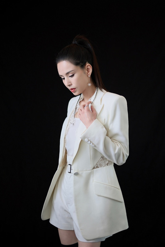 "小龙女"李若彤扮酷,穿白色西装干练利落,换一种风格也很美!