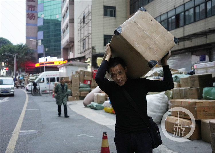 还记得10年前扛起幸福的棒棒父子吗那个小男孩获评最美孝心少年