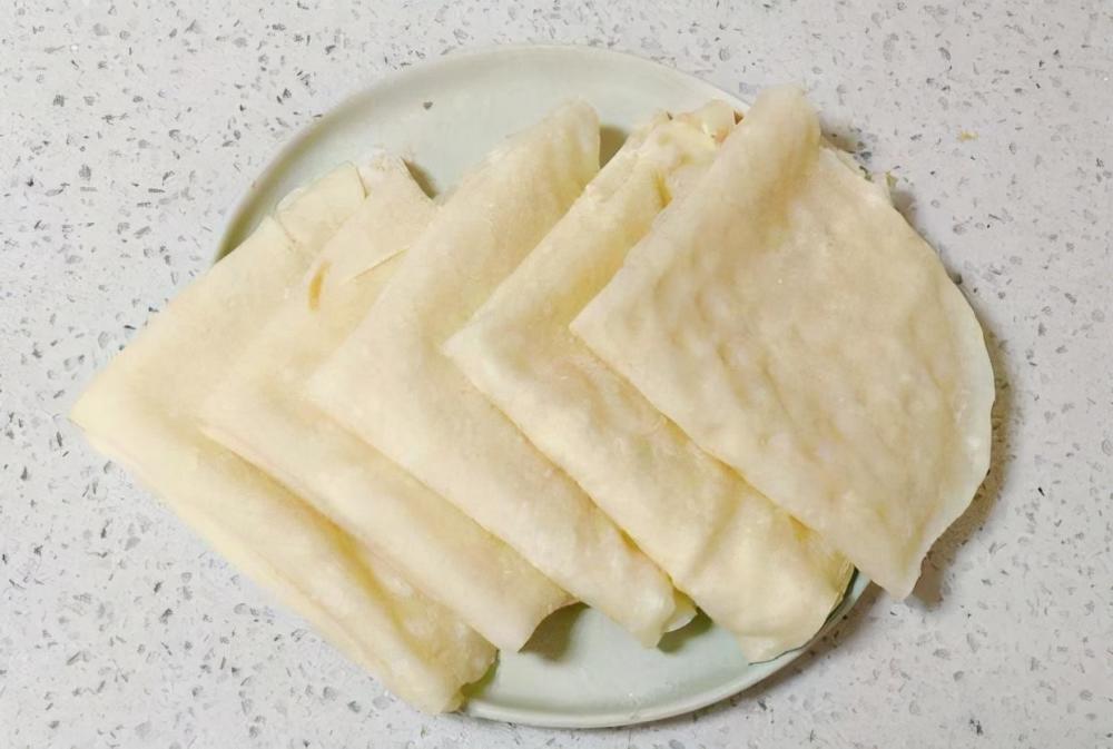 北方人爱吃的蒸饼,教你在家做,柔软劲道张张薄如纸,方法很简单