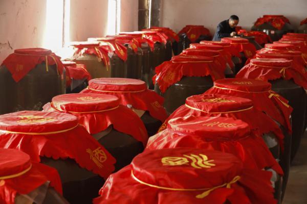 11月9日,技术员在平顶山市宝丰县肖旗乡韩店村一家酒厂酒窖内品尝原酒