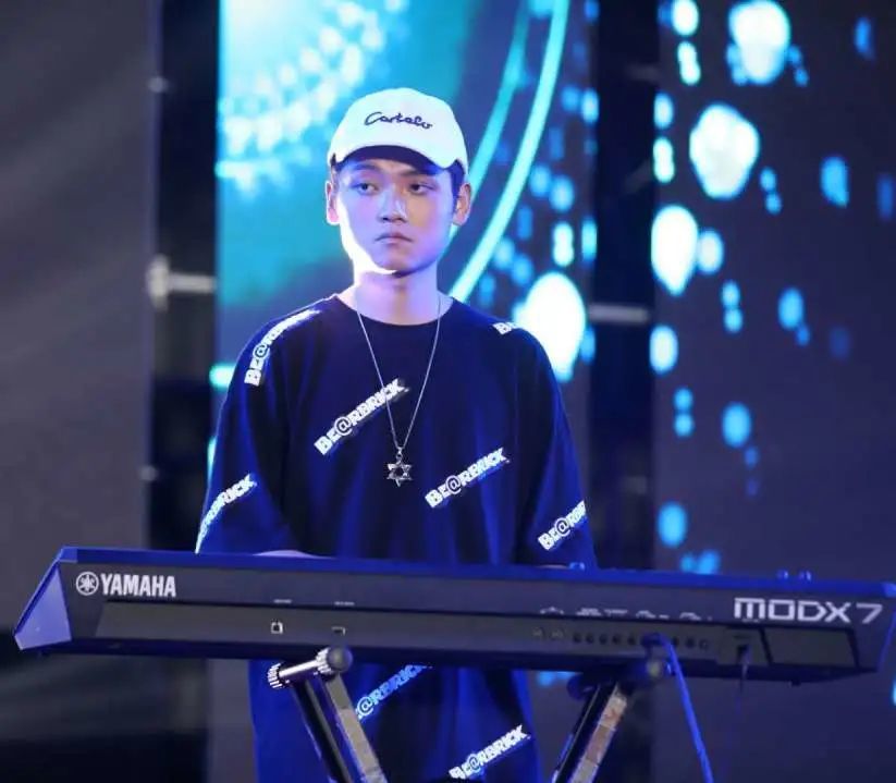 乐队有7名队员,主唱李刘天泽来自自动化专业,吉他手李若宜(小李)和