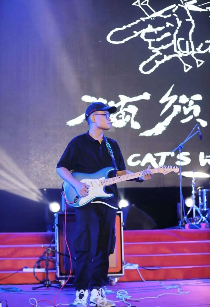 乐队有7名队员,主唱李刘天泽来自自动化专业,吉他手李若宜(小李)和