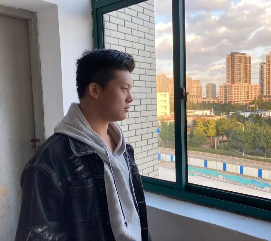 关于为什么会组乐队,李刘天泽说,因为大家都热爱音乐,摇滚是生活中不