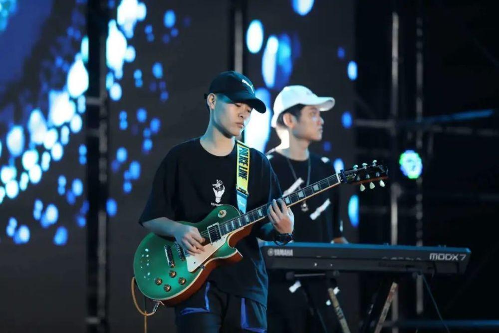 关于为什么会组乐队,李刘天泽说,因为大家都热爱音乐,摇滚是生活中不