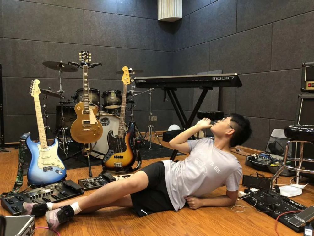 李刘天泽说,想到一年后乐队也将给自己送行,有一点触景生情.