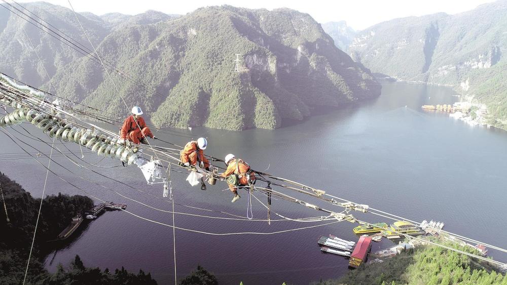 清江120米高空上的检修作业