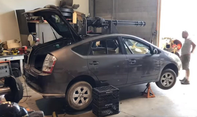 射程不足一米,20mm口径火神炮打凝胶,连底下的桌子都碎了