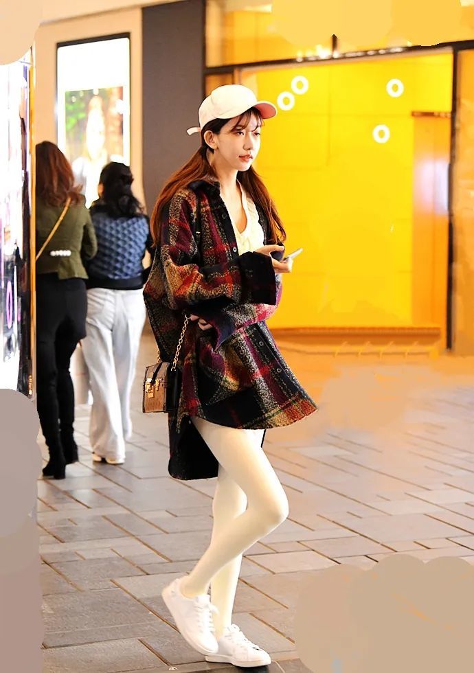 街拍:青春气息满满的白色长筒袜美女_腾讯新闻