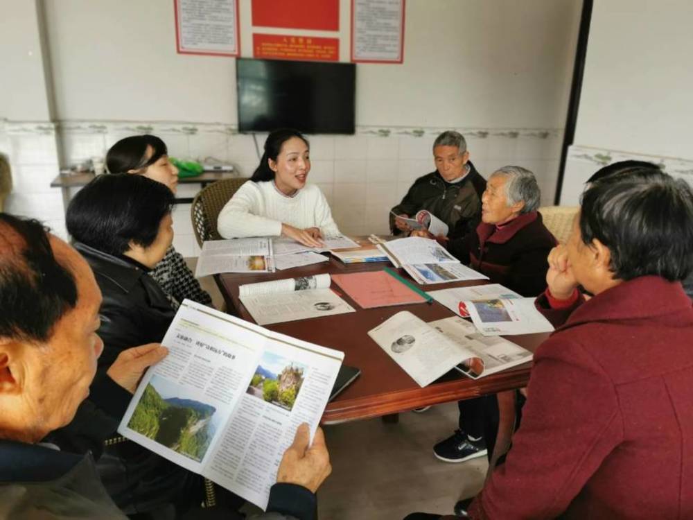 据了解,华兴镇茯苓村23组的第7党小组活动室,设在老党员陈昌琼的家里.