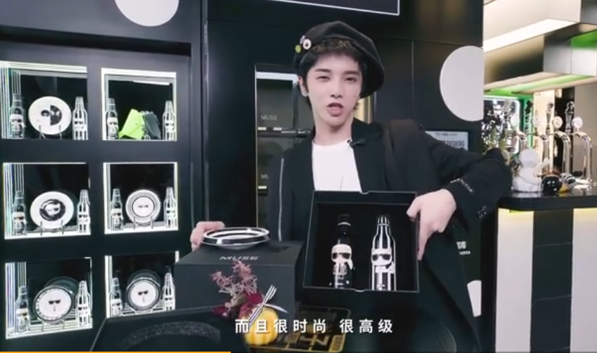 华晨宇打卡潮玩店,盲盒扭蛋开出宝,到吧台兑奖时本质暴露无遗!