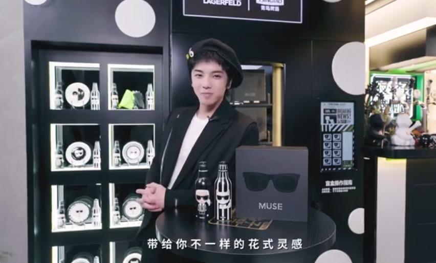 华晨宇打卡潮玩店,盲盒扭蛋开出宝,到吧台兑奖时本质暴露无遗!