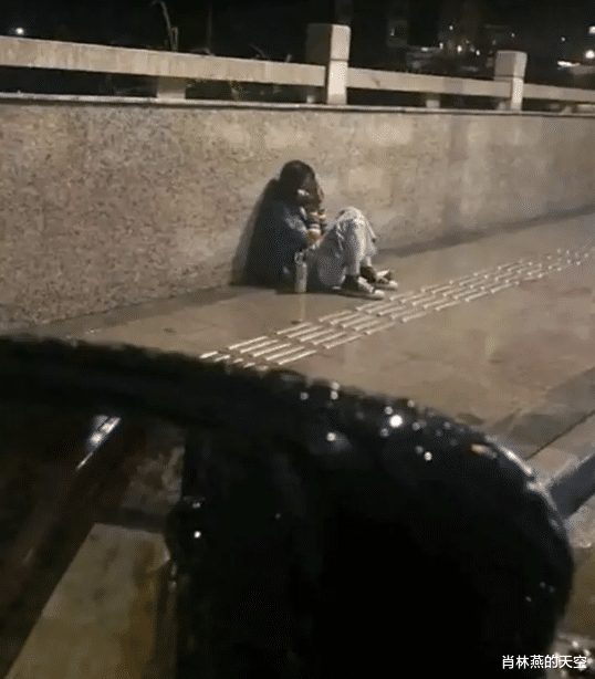 看见在桥边蹲了一位姑娘,她双手抱头失声痛哭,感觉很难过的样子,这个