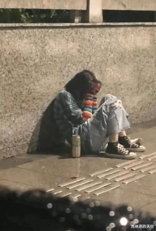 看见在桥边蹲了一位姑娘,她双手抱头失声痛哭,感觉很难过的样子,这个