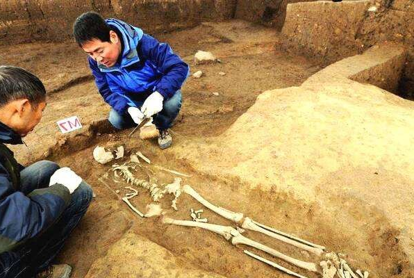 山东发掘出一古墓,墓中惊现1米9尸骨,专家还原真实刘墉