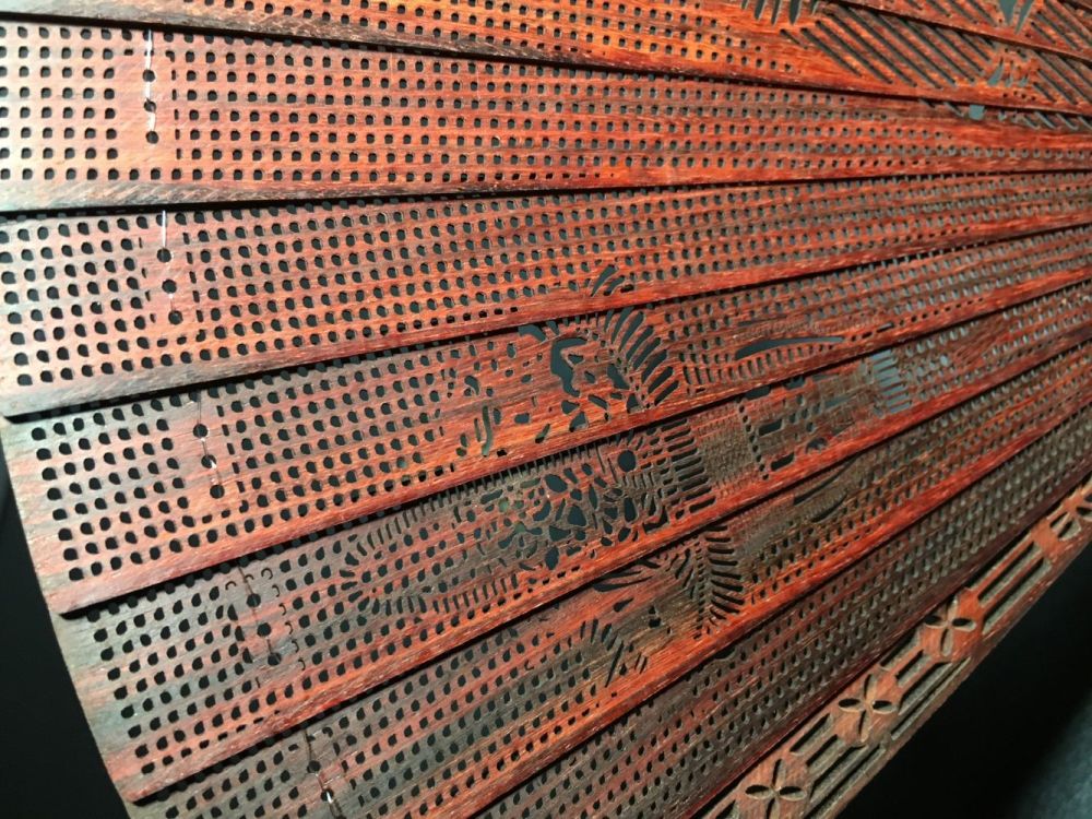 中国蘇州 硯屏 檀香宮扇 紅檀 紅木 工芸扇子　V8