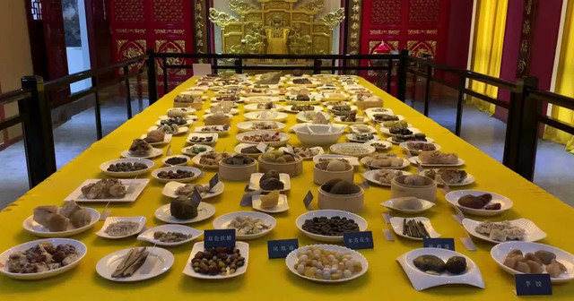 清朝皇帝用膳,为什么一个人吃几十样饭菜,实情和你想的不一样_腾讯