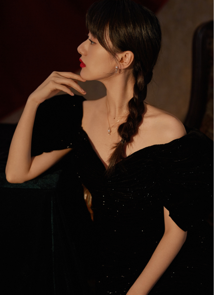 袁冰妍的身材居然这么"火辣",可爱面孔性感身材,穿黑色礼服秀迷人肩颈