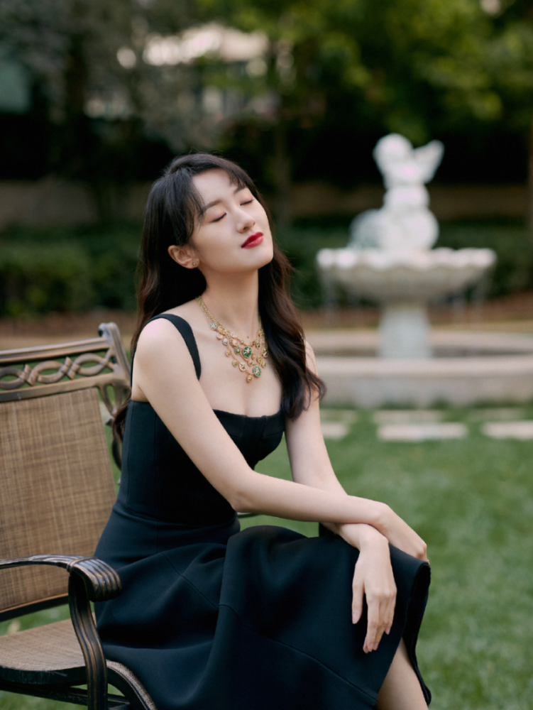 袁冰妍的身材居然这么"火辣",可爱面孔性感身材,穿黑色礼服秀迷人肩颈