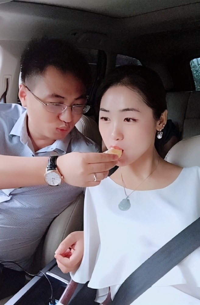 无臂女孩的逆袭用双脚绣十字被男友抛弃后嫁给自己的恩人