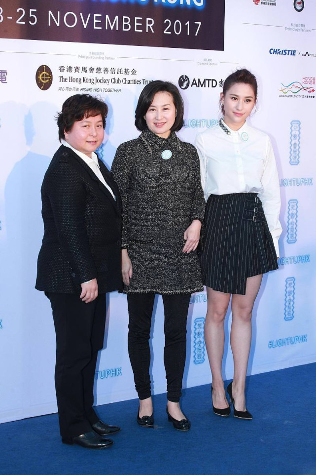 58岁何超琼再次艳压群芳,黑色蕾丝裙配飞尾短发,胸针显真名媛