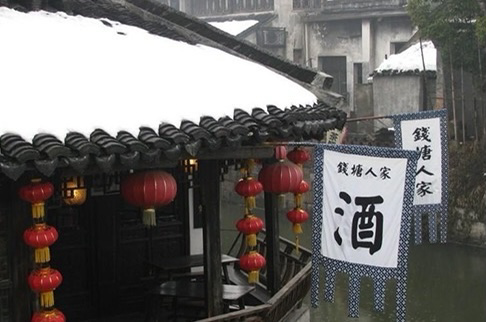 当时的街头上经常可以看见挂旗子的酒肆茶铺,上面写着什么王婆,卖酒女