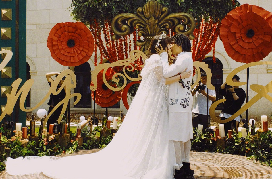 27岁说唱歌手布瑞吉宣布产子喜讯,晒宝宝小手照报喜