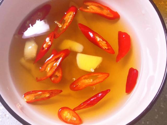 然后,把调好的生姜辣椒水倒在萝卜上,放了一袋不够,又直接倒入了第二