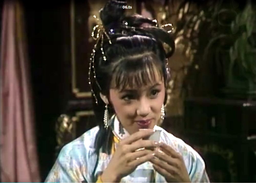 邓萃雯曾被誉为"小翁美玲"被无线力捧,在80年代是她的高产年,其主要