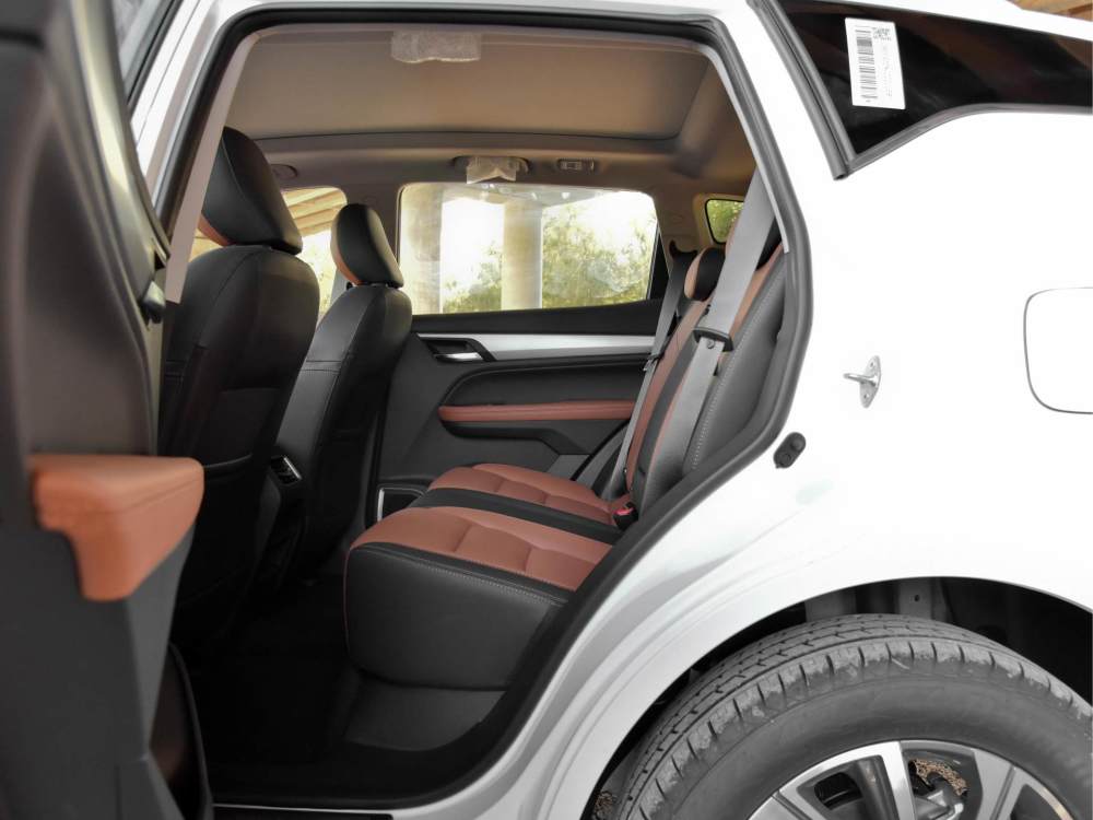 大空间高性价比价格实惠还省油实拍中国车吉利远景x6