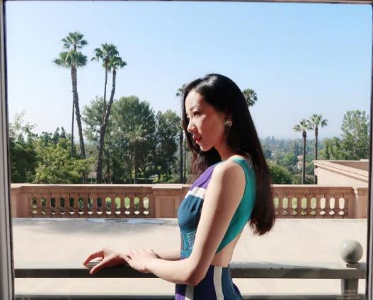 韩雪晒出自己家豪宅,家里窗户有三层楼高,挂个窗帘都惊心动魄_腾讯