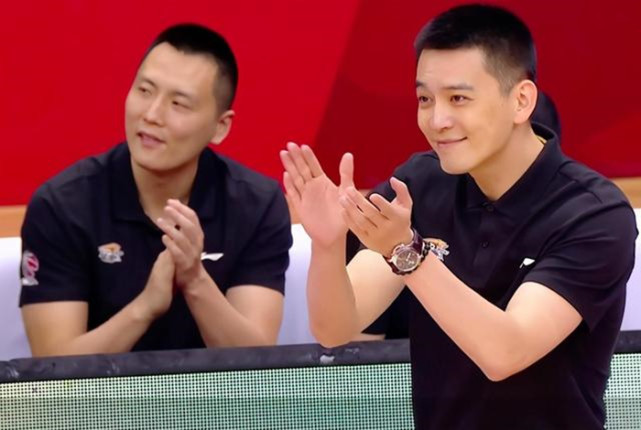 当郭士强望向辽宁男篮的替补席时,杨鸣率领辽宁男篮全队,包括教练员