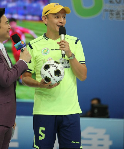 广东电视体育频道足球直播员何辉球迷心目中的第一粤语讲波佬