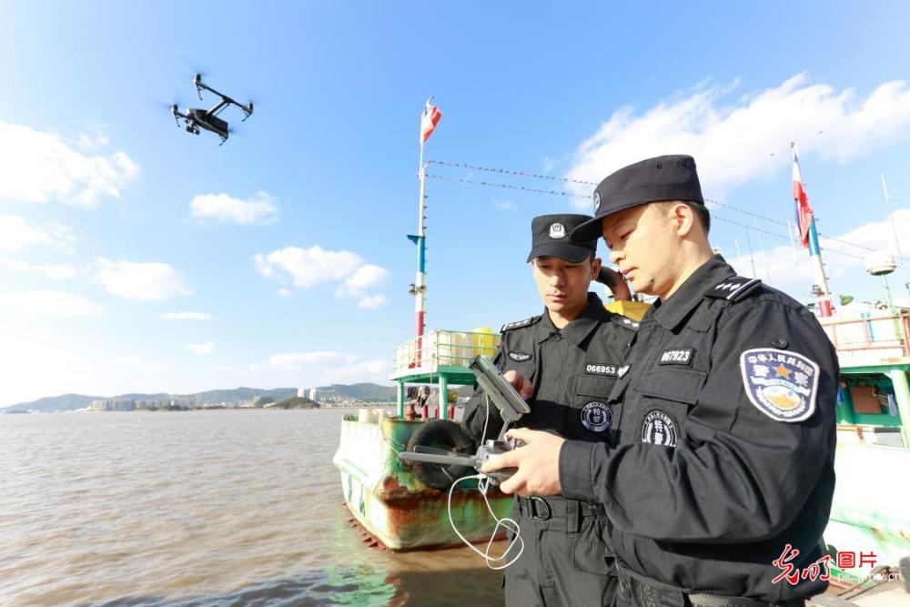 2020年11月9日,浙江省舟山市岱山县公安局巡特警大队民警利用无人机在