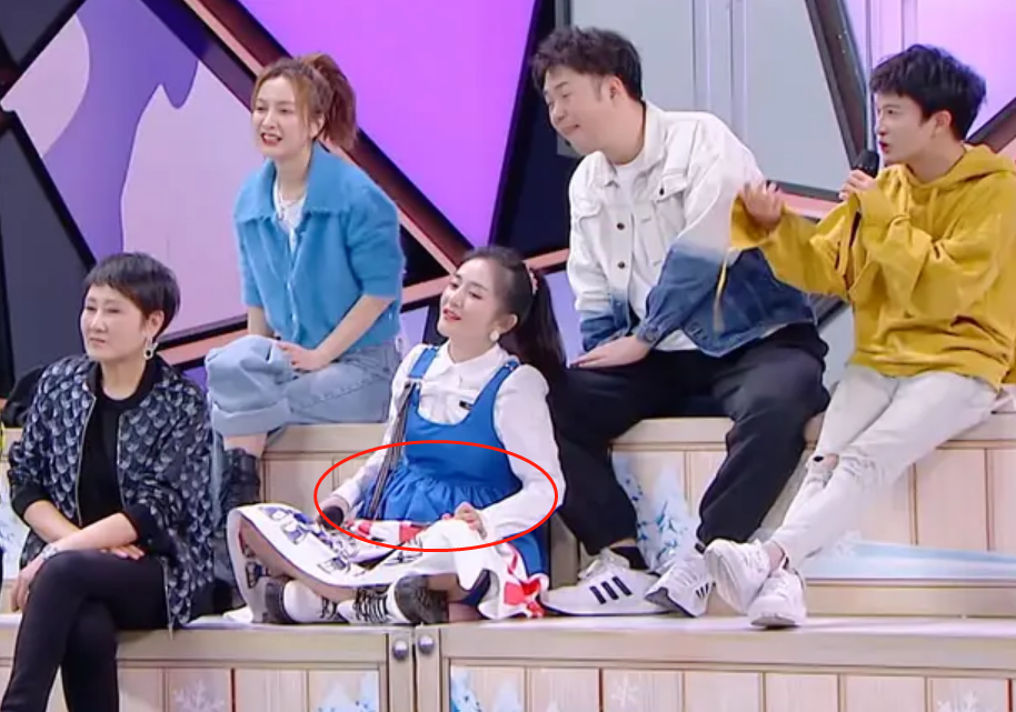 谢娜被疑怀二胎快本穿高腰裙难掩隆起腹部吃火锅不吃辣改清汤