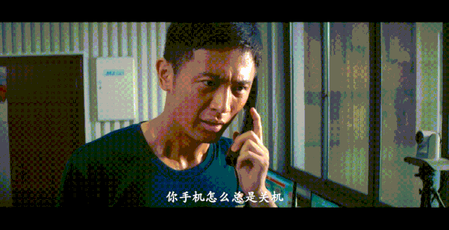 开头设置悬念,一名小男孩在黑暗的房间里打电话,门外传来急促的敲门声