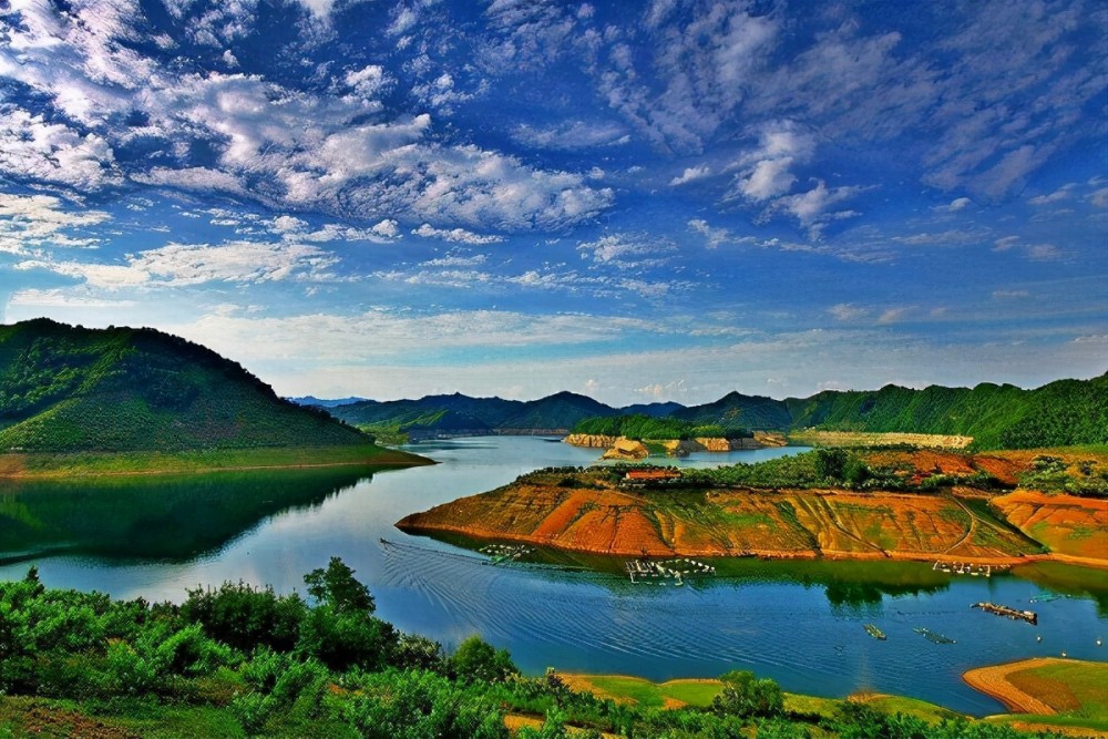 餘脈千山山系,景點眾多,有白石砬子國家自然保護區,青山溝風景區