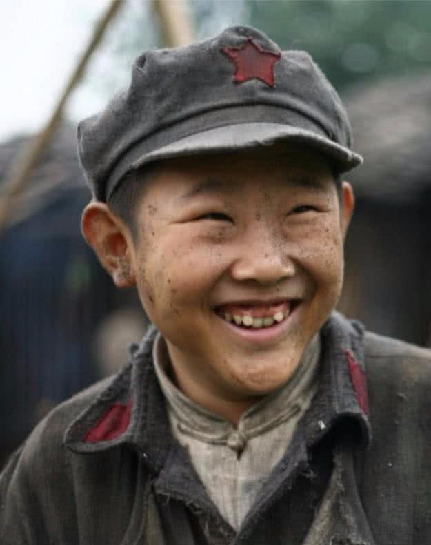 不老童星侯祥,9岁停止发育,演了十几年儿子,与妻子同框似母子