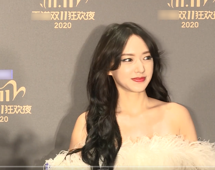 程潇羽毛裙亮相活动"铁刘海"被拨开,有无刘海颜值差异很显然