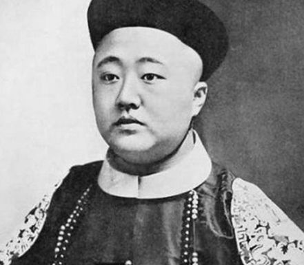 清朝真实老照片:王爷肥头大耳,有钱人抽鸦片搂美女!