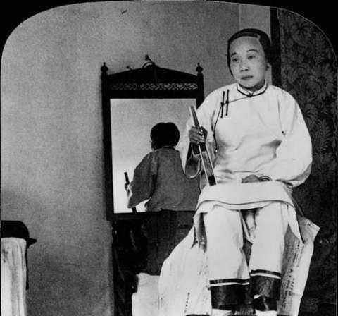 >罕见老照片:裹小脚的女人,在晚清时期,女人的脚越小则越受男人的喜爱