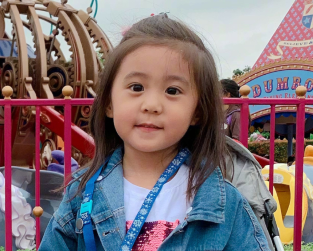 贾静雯女儿仙女式长大波妞软萌超可爱咘咘五官精致超立体