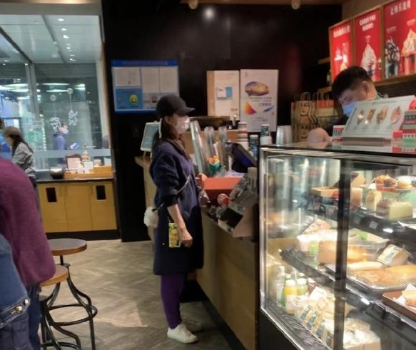 有网友截图自己的朋友圈,居然有好友偶遇了吴奇隆一家三口,实属罕见