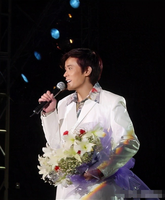 陈汝佳以一首《弯弯的月亮》复出歌坛,可是时过境迁,内地歌坛涌现出一