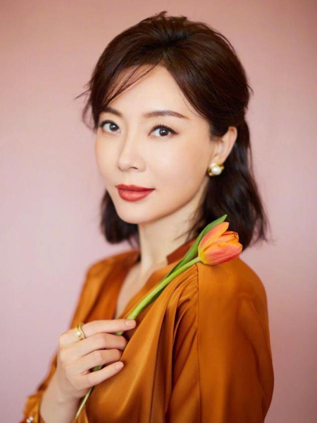 女人过了38岁尽量少烫大妈卷,试试这3种发型,时髦显气质
