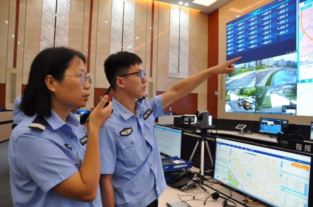 东莞辅警力量邓志妹接警岗上的铿锵玫瑰