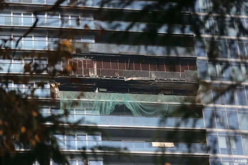 抱在一团的房屋女主人朱小贞和三个可爱的孩子已经没有了生命体征