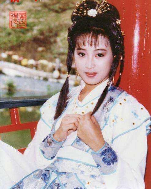 因为她所出道的年代比较久,1963年出生的刘玉璞特别的漂亮,天生丽质
