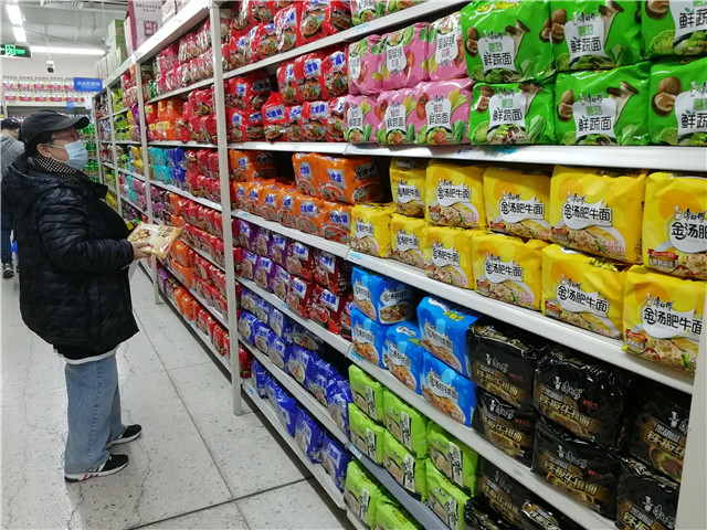 超市货架上,摆满了琳琅满目的方便面.图/郑智维